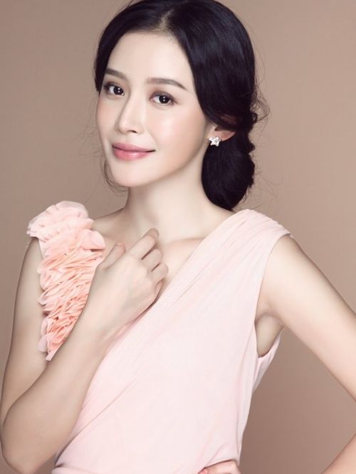 瑛子，原名敬虔，1月19日出生于重庆，中国内地女演员，毕业于重庆大学美视电影学院。
2005年，参演轻喜剧《别活得太累》，饰演女一号“邱芳”。2007年，参演灾难片《唐山绝恋》。2008年，参演女性励志剧《大国医》。2009年，参演悬疑剧《天敌》。2010年，参演《大舜》。2011年，参演谍战大戏《冷风暴》。2013年，参演由孔笙执导出演的大型抗日史诗剧《战长沙》；同年参演电视剧《青岛往事》。2014年，参演《老农民》。2016年，拍摄都市情感生活励志大剧《婚姻历险记》；同年主演电视剧《好家伙》。2017年6月，由瑛子担纲女一号献礼香港回归20周年的年度大剧《我的1997》登陆CCTV-1黄金档播出；7月，参演首部古装巨制《独孤皇后》；8月，主演大型法治题材电视剧《阳光下的法庭》。